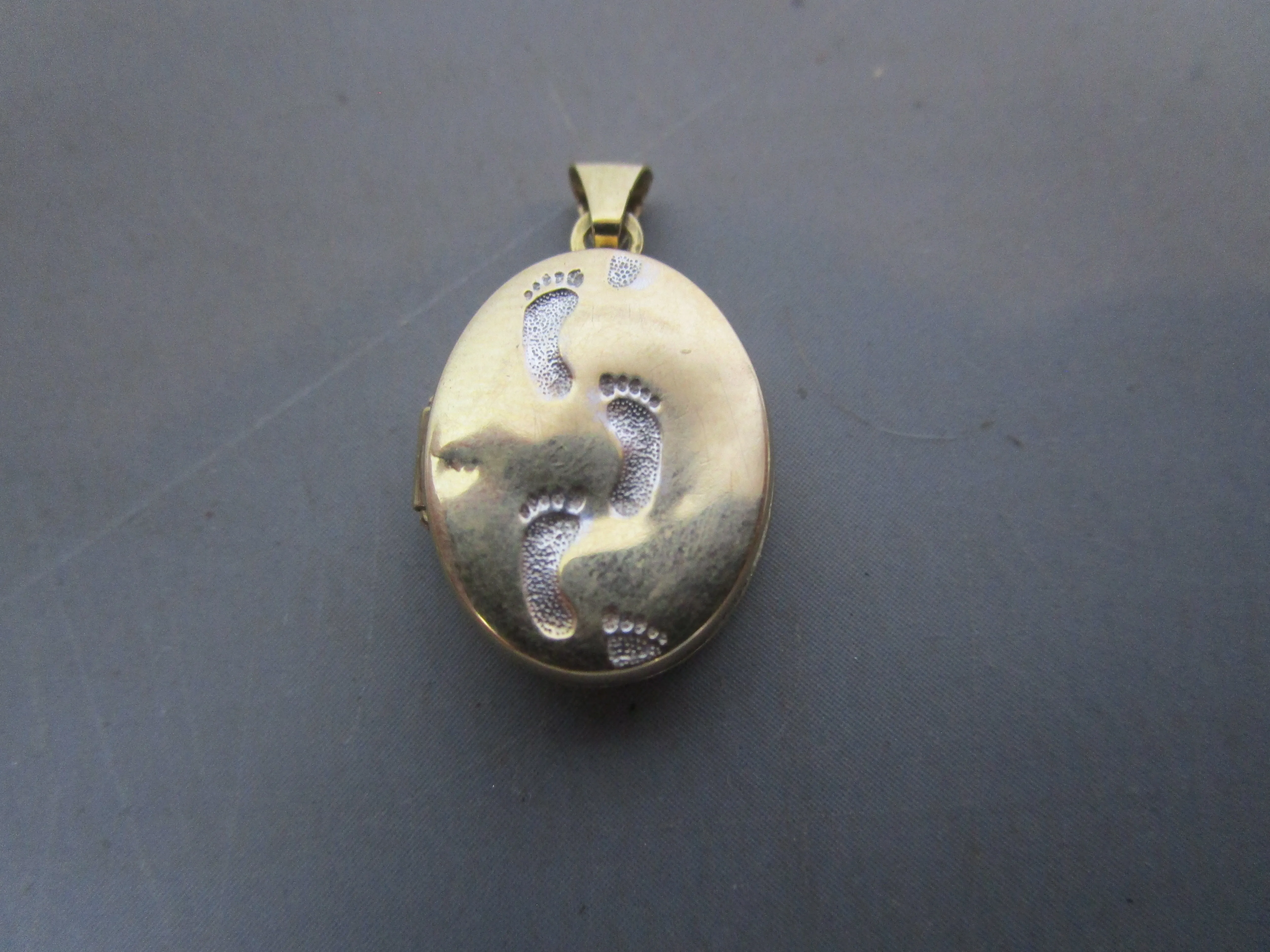 9K Gold Foot Prints In The sand Double Locket Pedant Vintage c1980