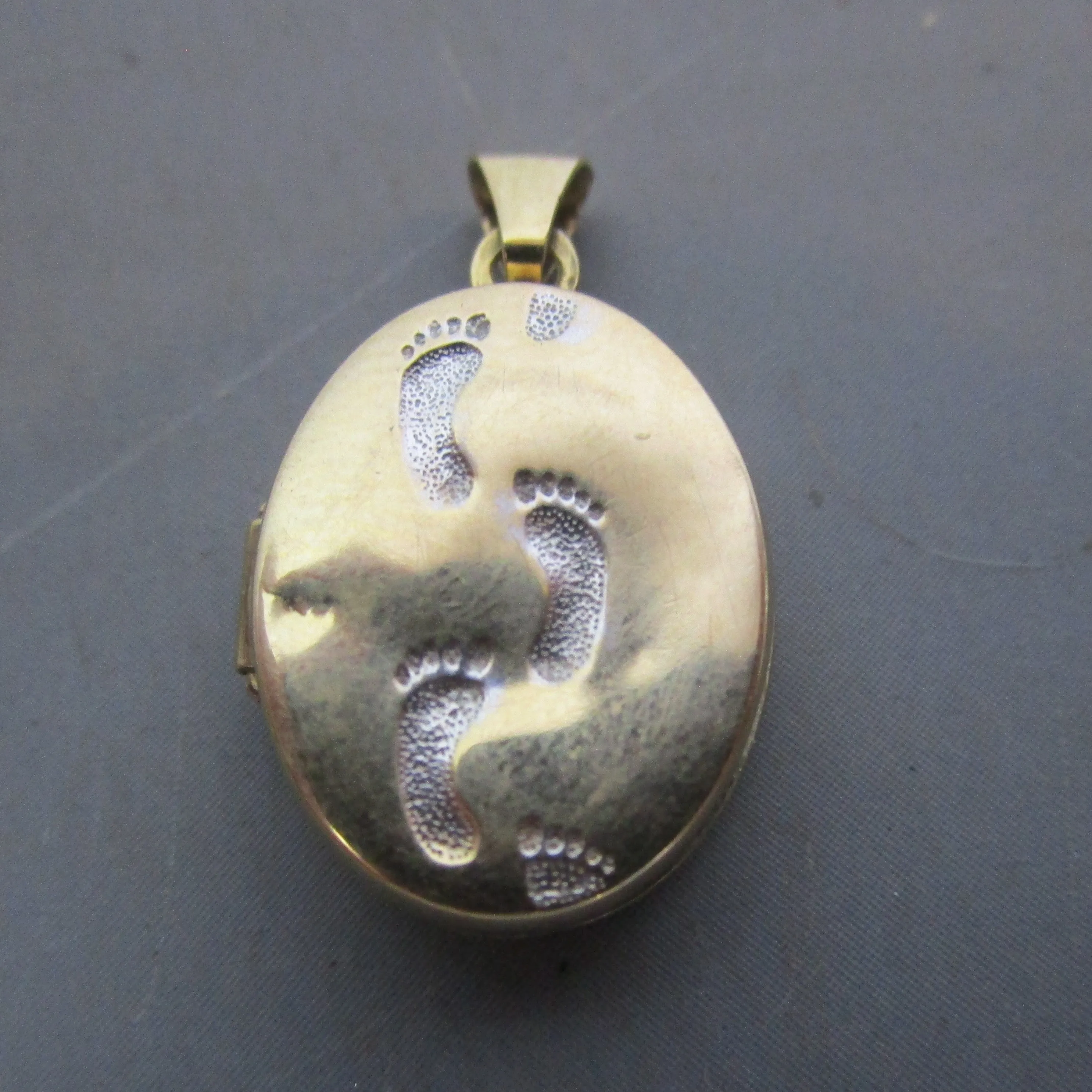 9K Gold Foot Prints In The sand Double Locket Pedant Vintage c1980