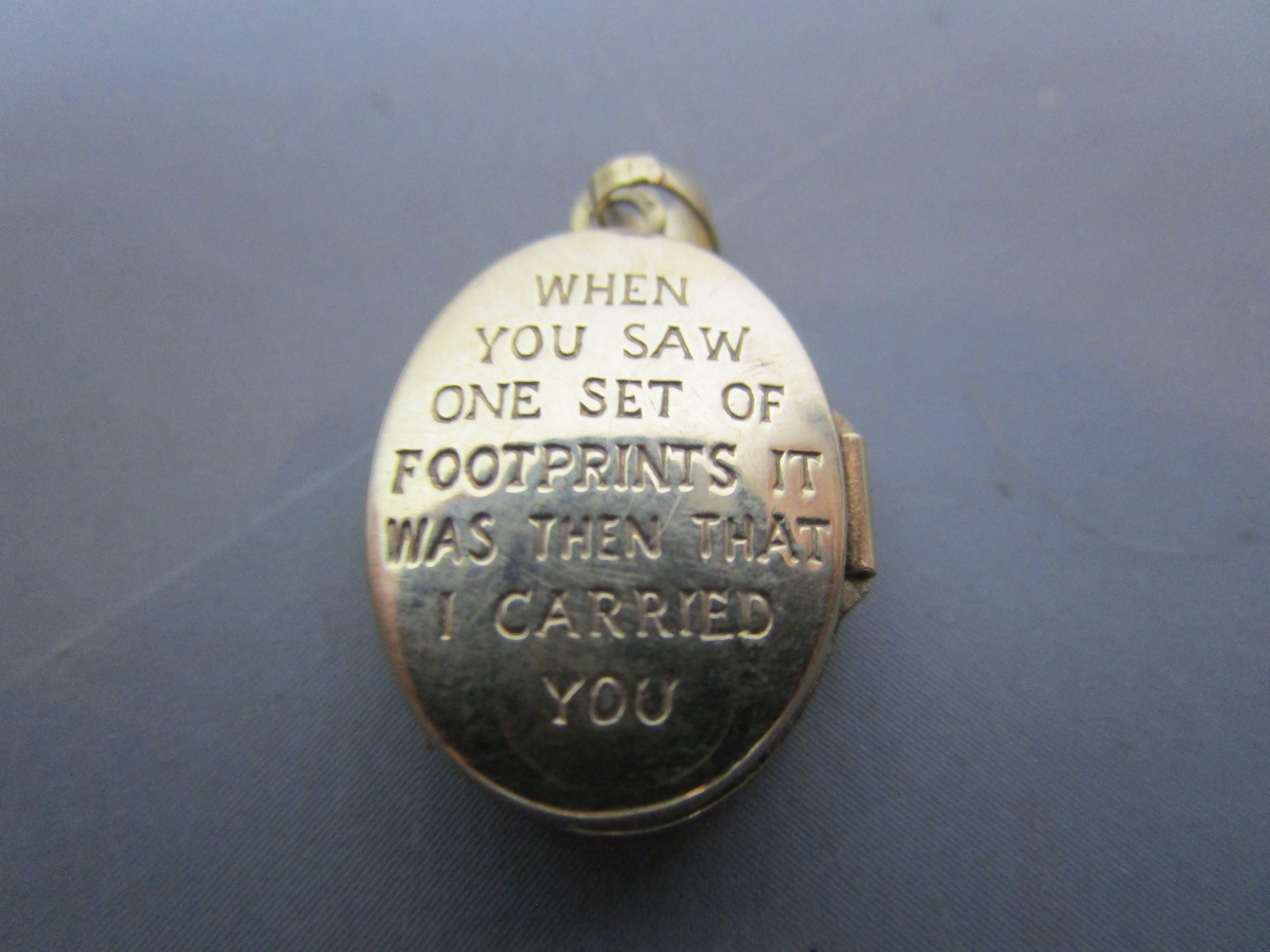 9K Gold Foot Prints In The sand Double Locket Pedant Vintage c1980