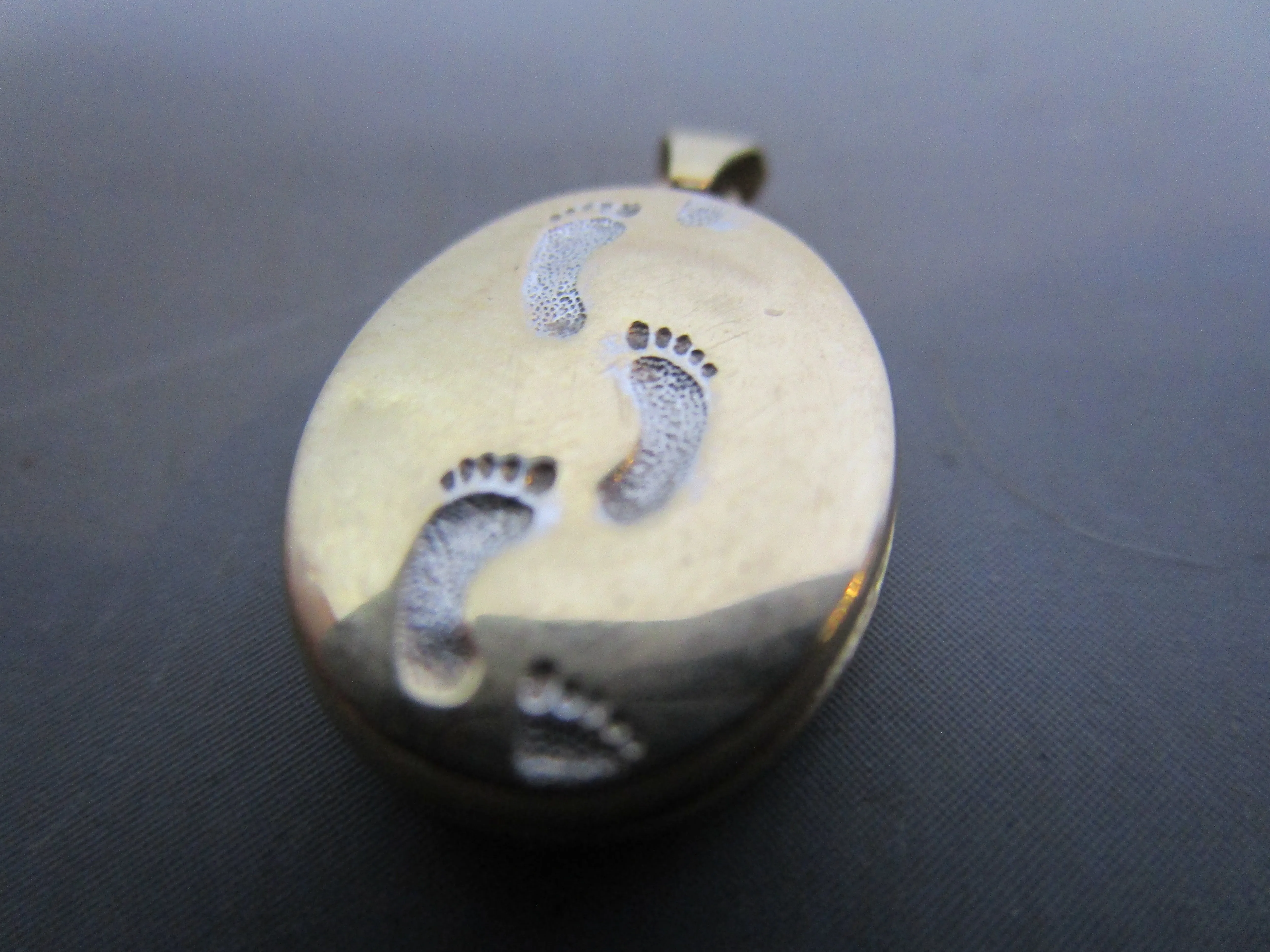 9K Gold Foot Prints In The sand Double Locket Pedant Vintage c1980