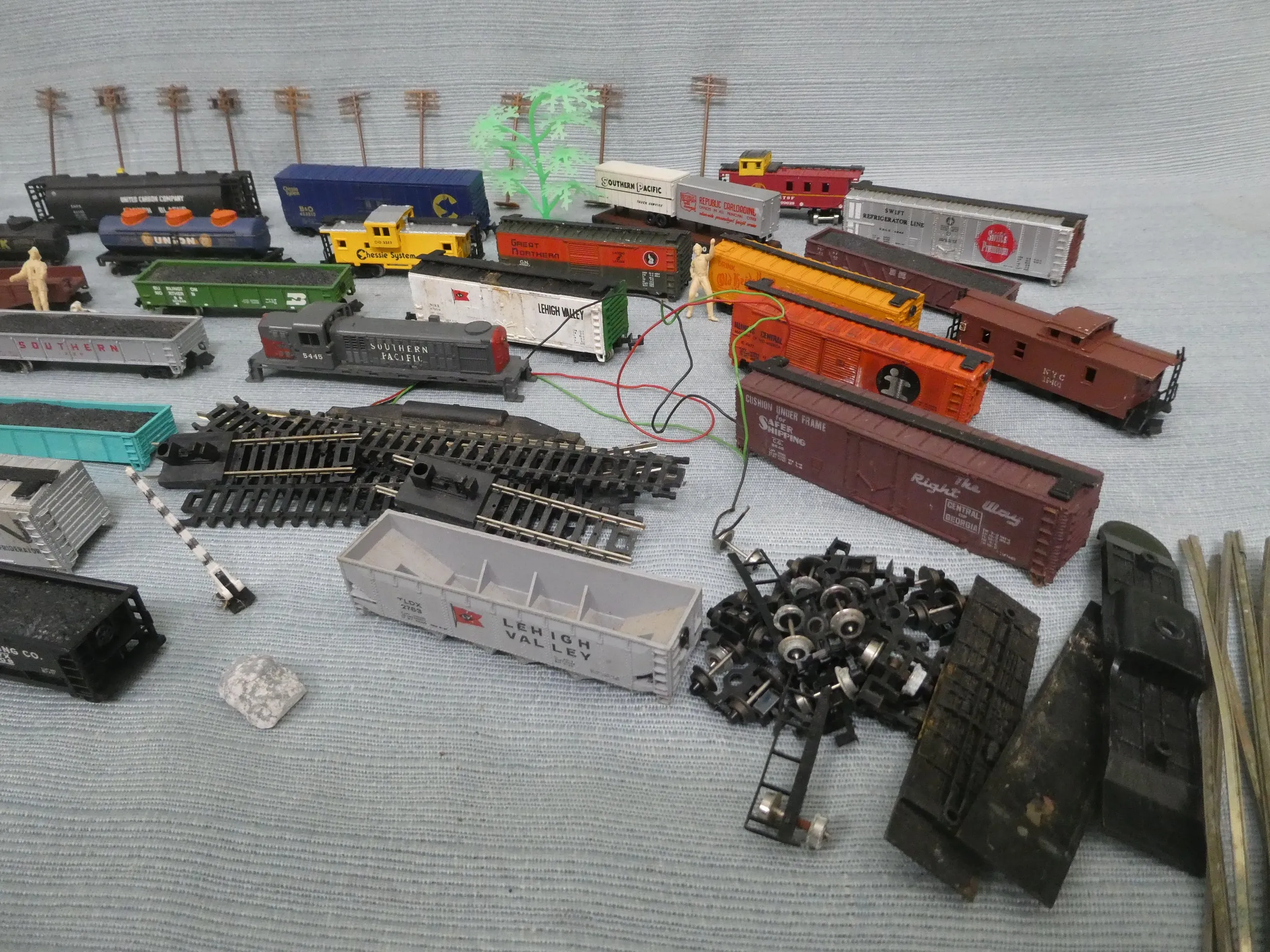 Vintage N Scale Model Rail Cars - Untested, Lot of 39   Accessories