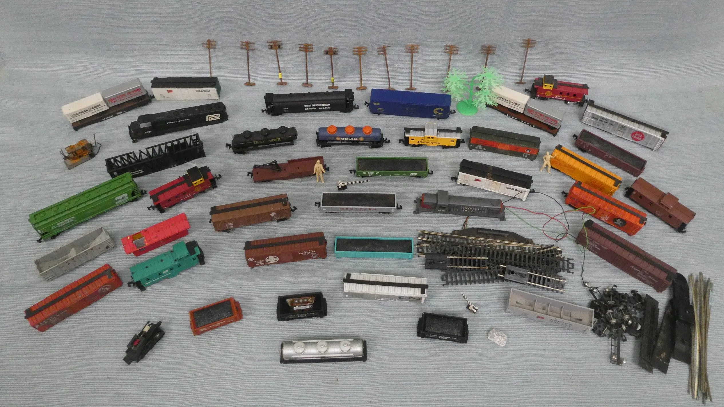 Vintage N Scale Model Rail Cars - Untested, Lot of 39   Accessories