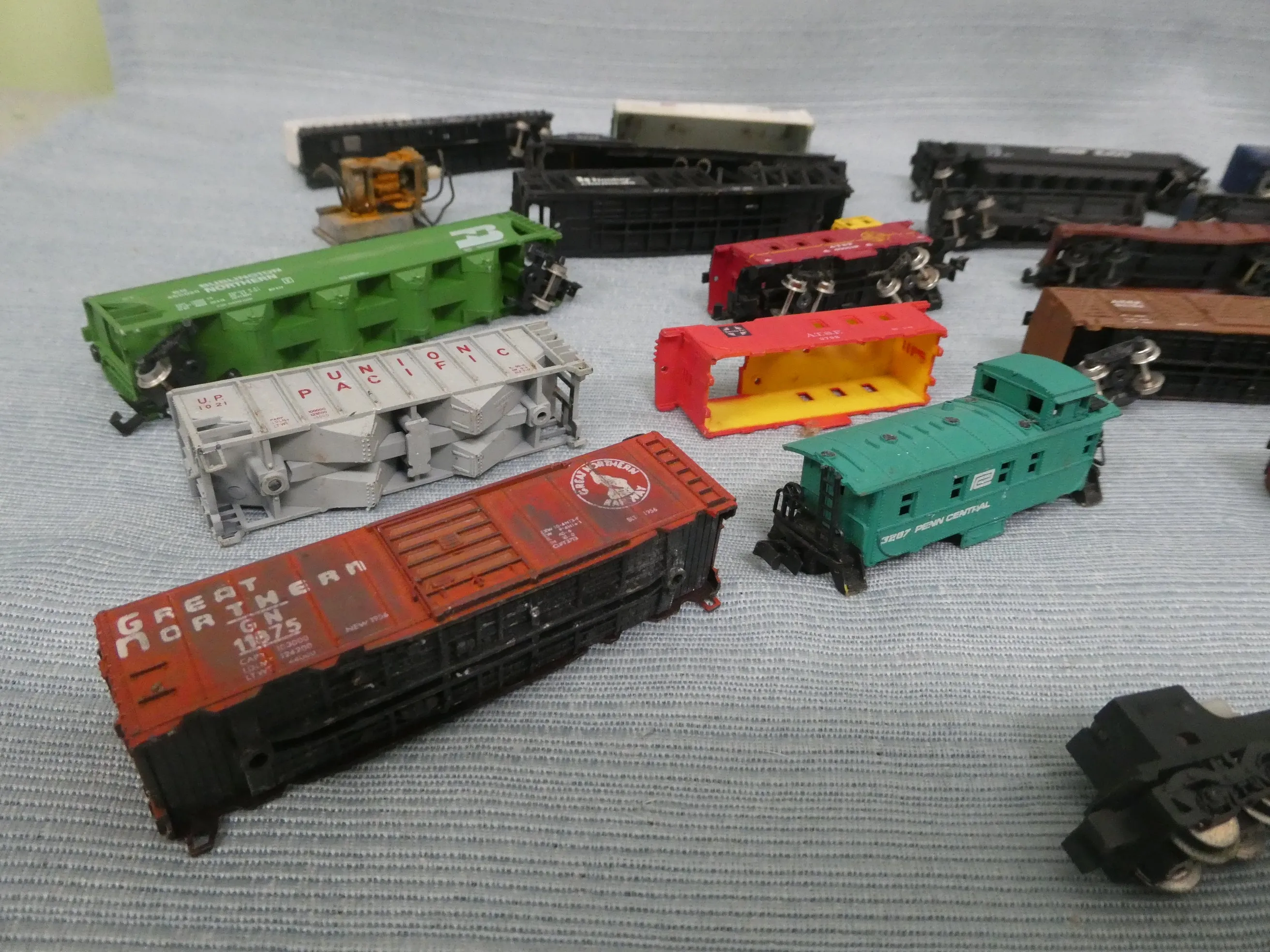 Vintage N Scale Model Rail Cars - Untested, Lot of 39   Accessories