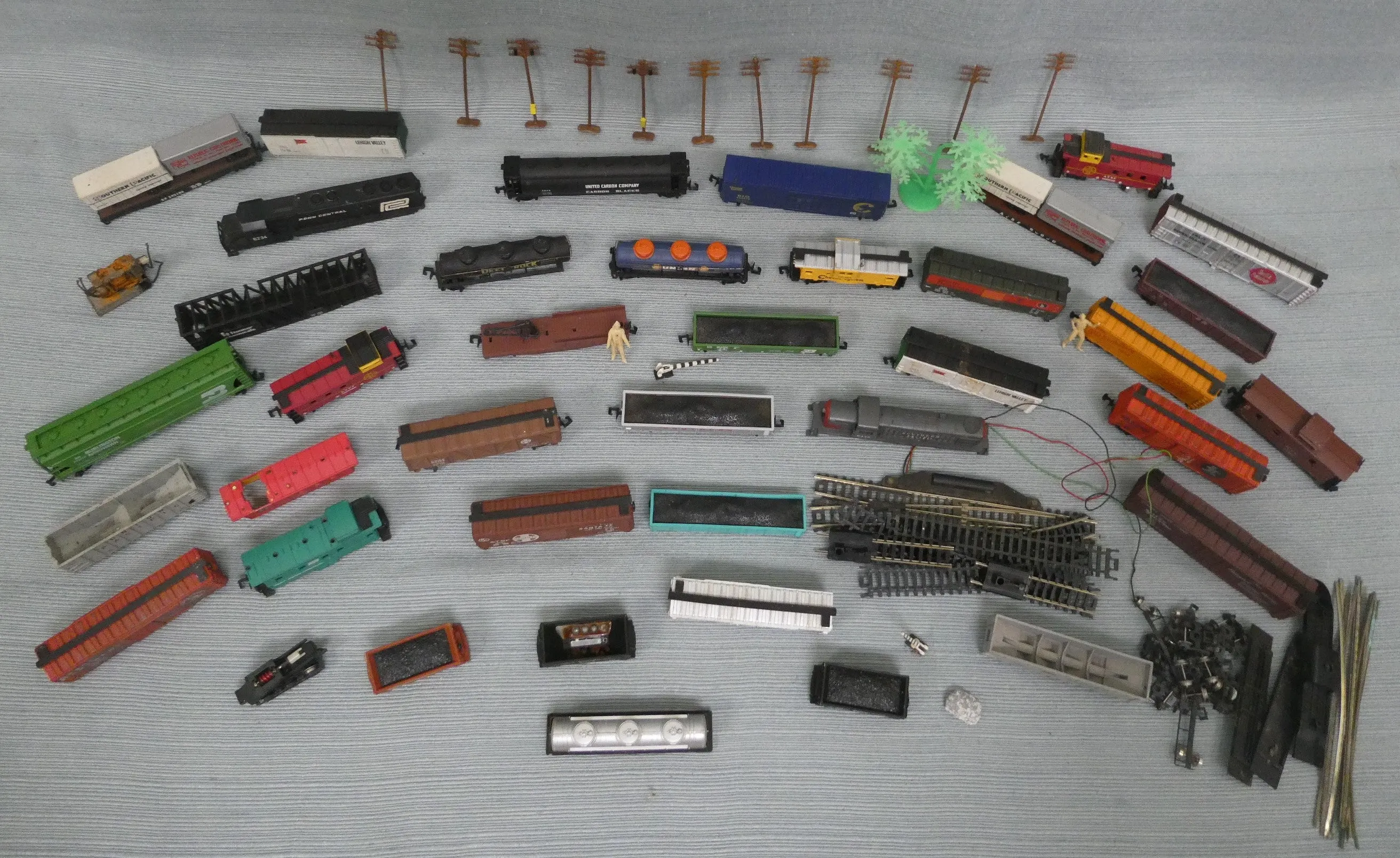 Vintage N Scale Model Rail Cars - Untested, Lot of 39   Accessories