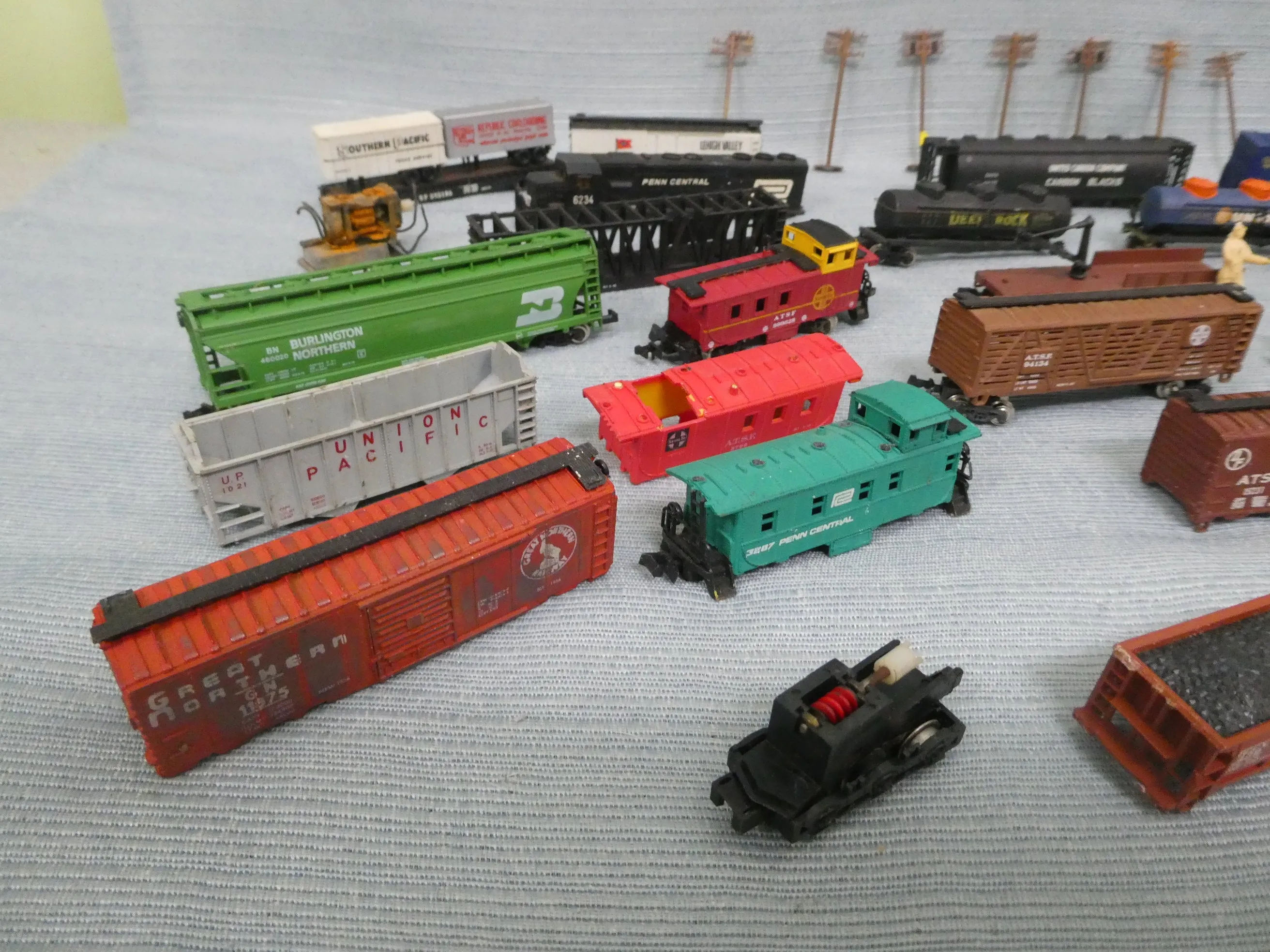 Vintage N Scale Model Rail Cars - Untested, Lot of 39   Accessories