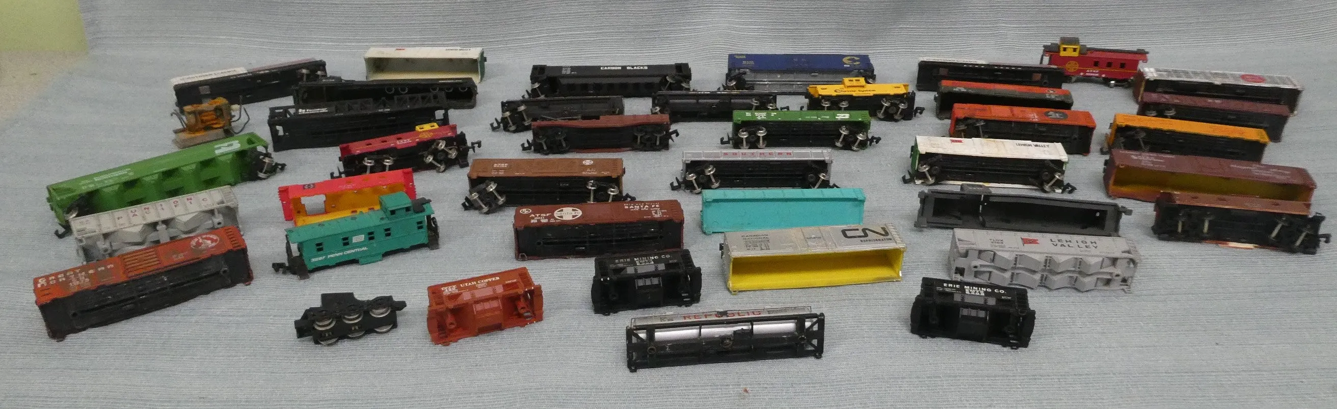 Vintage N Scale Model Rail Cars - Untested, Lot of 39   Accessories