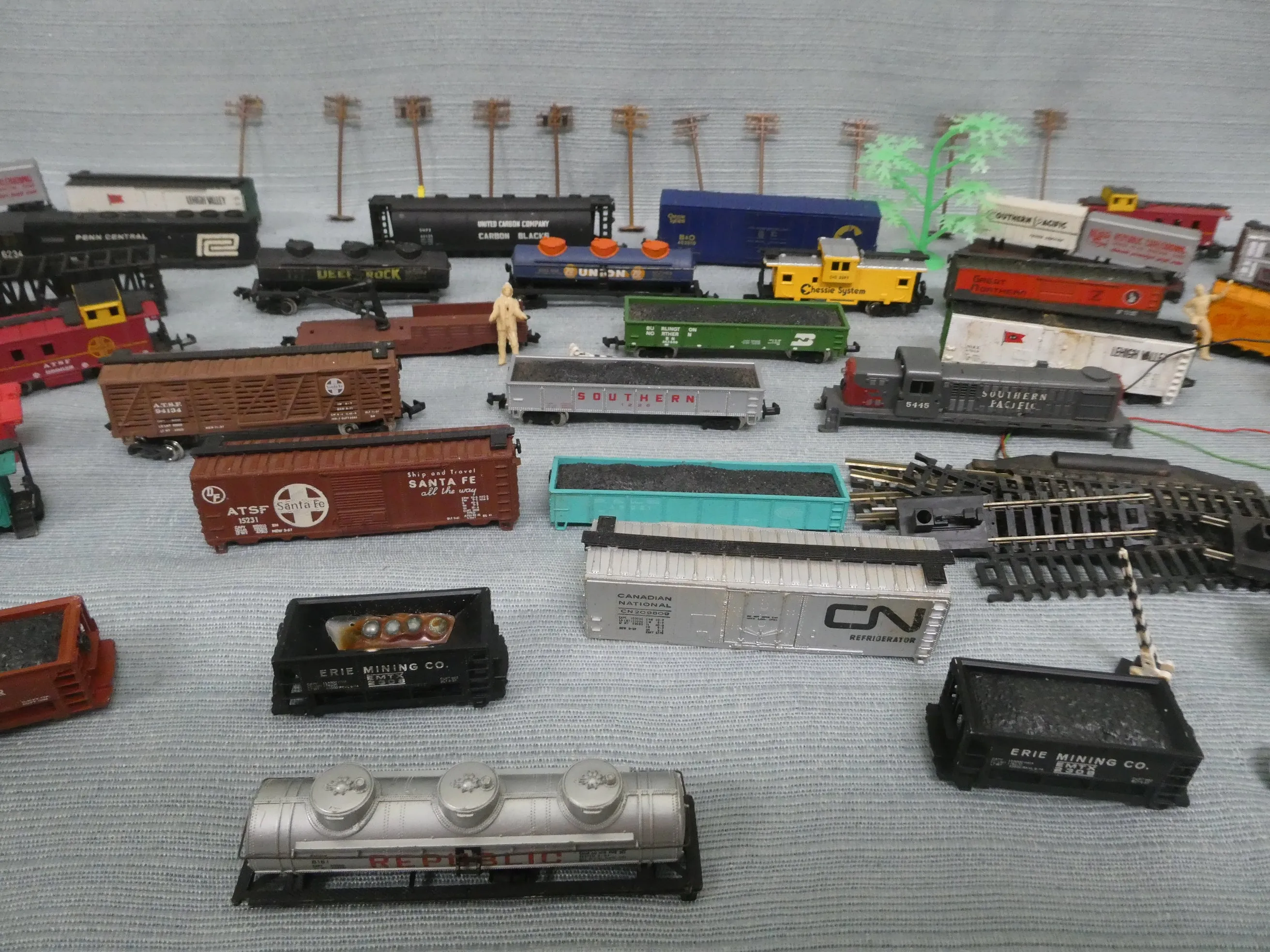 Vintage N Scale Model Rail Cars - Untested, Lot of 39   Accessories