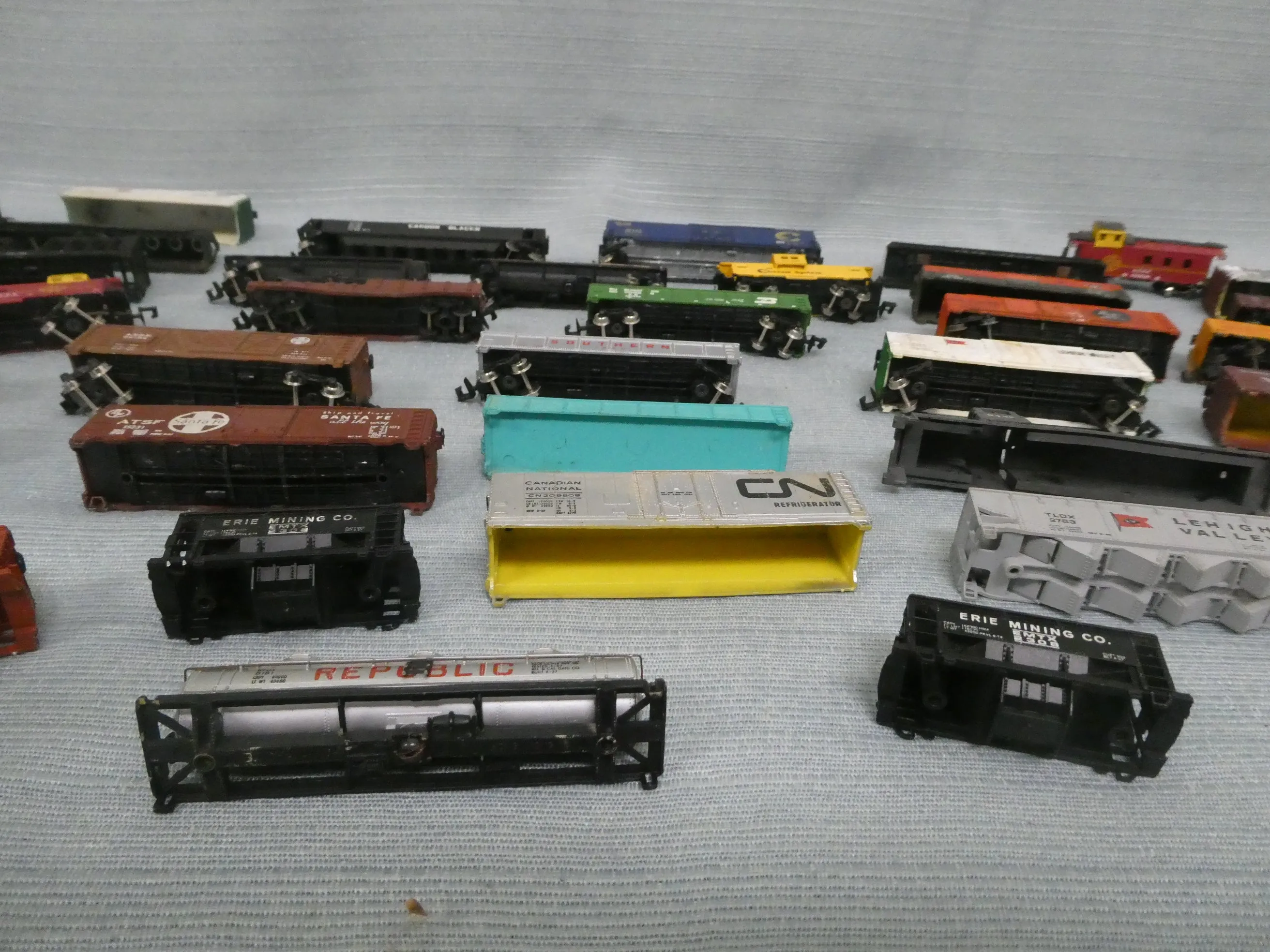 Vintage N Scale Model Rail Cars - Untested, Lot of 39   Accessories