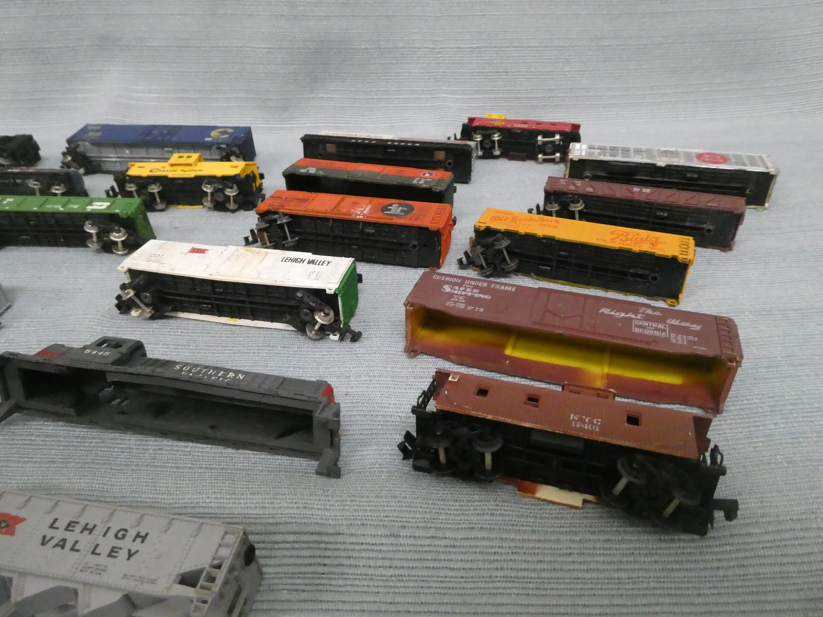 Vintage N Scale Model Rail Cars - Untested, Lot of 39   Accessories